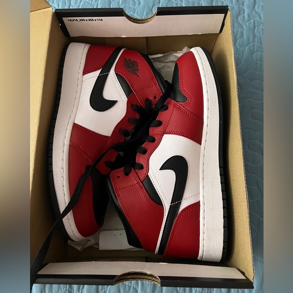 JORDAN 1 MID CHICAGO BLACK TOE GS | Size 6Y - Picture 2 of 11